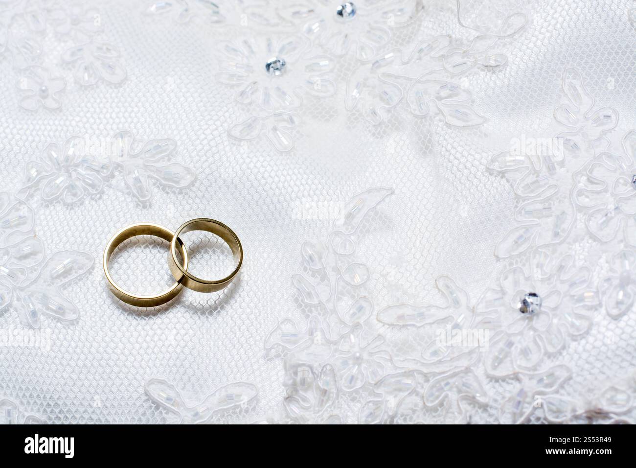 Zwei Trauringe zur Hochzeit Kleid Stockfoto