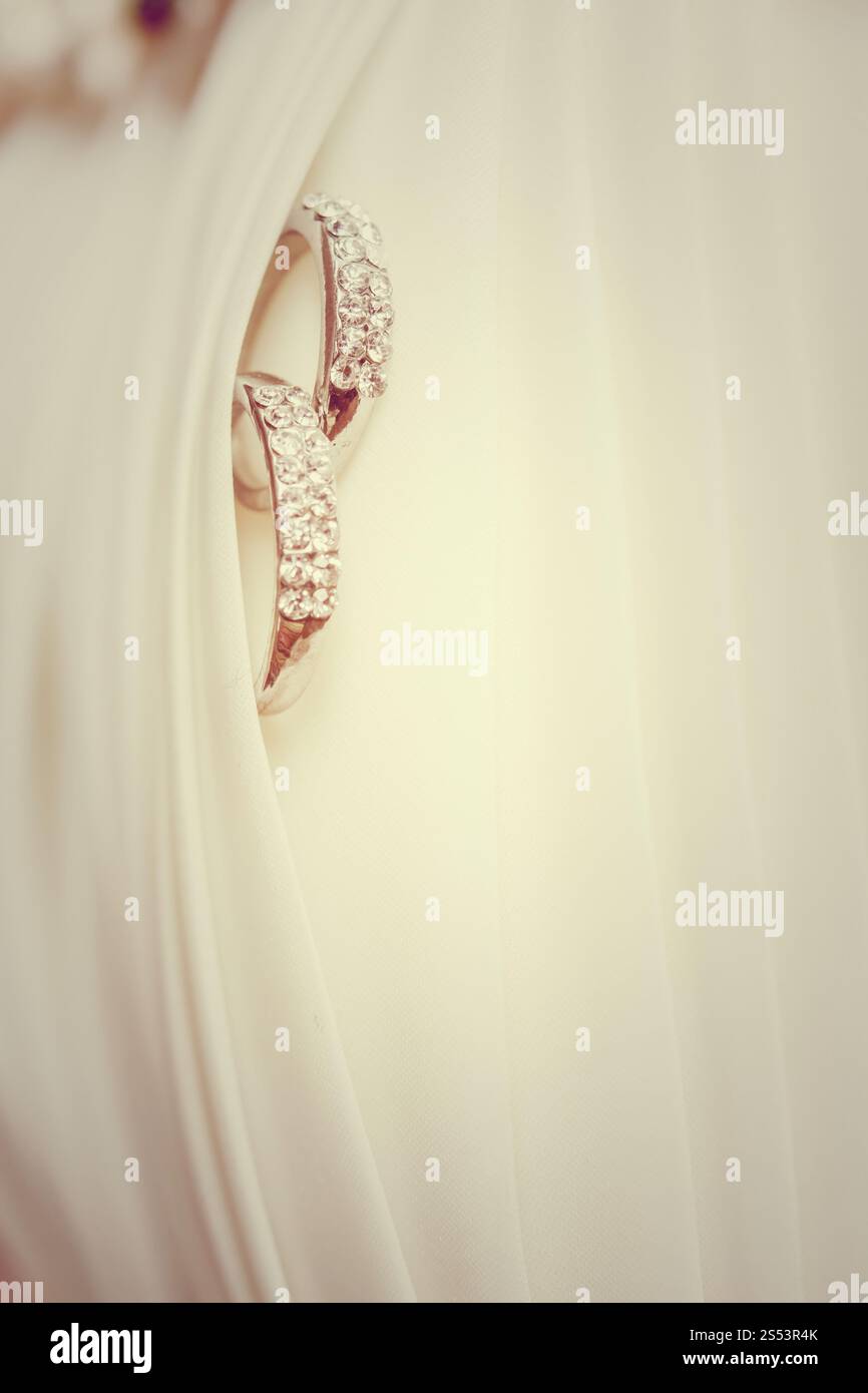 Zwei Trauringe zur Hochzeit Kleid Stockfoto