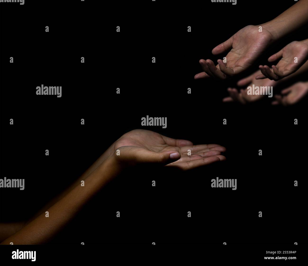 Eine helfende Hand halten, Hand betteln Stockfoto