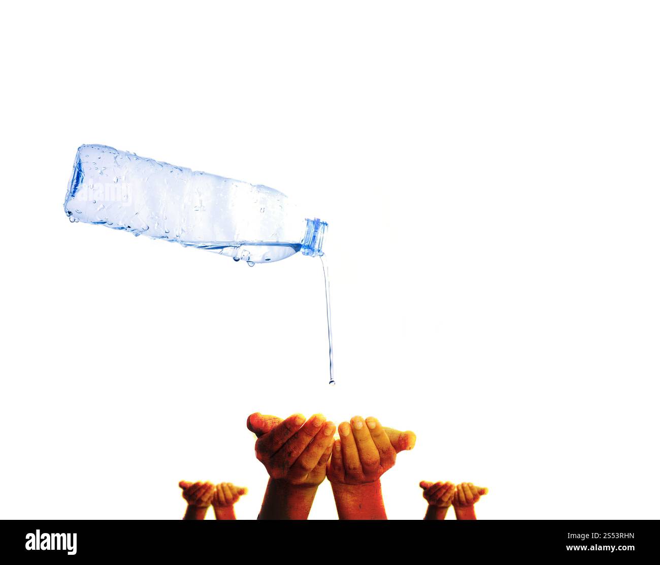 Gießen in die Hände. Wasserversorgungskonzept Stockfoto