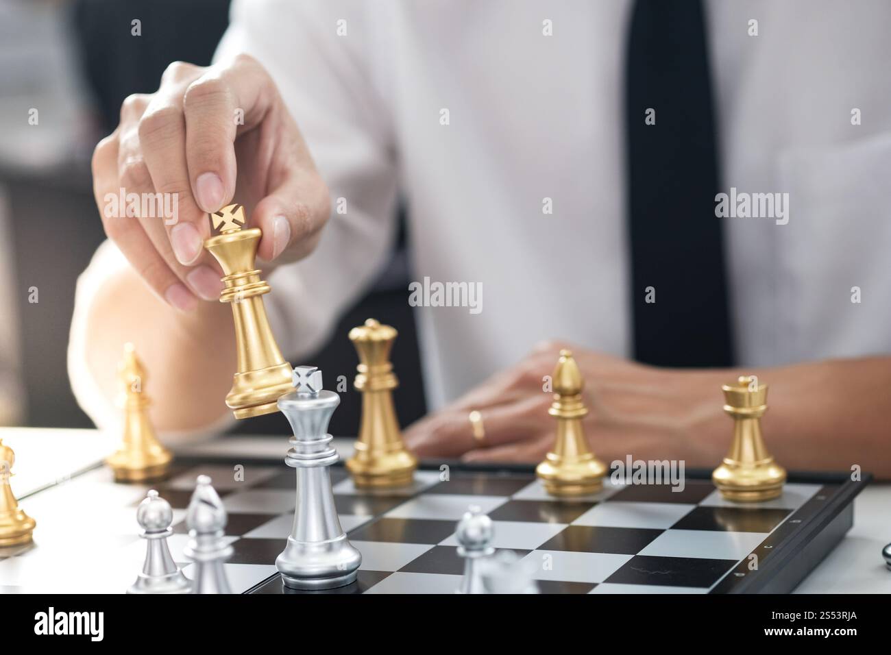 Geschäftsmann spielen mit Schach spiel. Erfolg Management Konzept der Business Strategie und Taktik Herausforderung Stockfoto