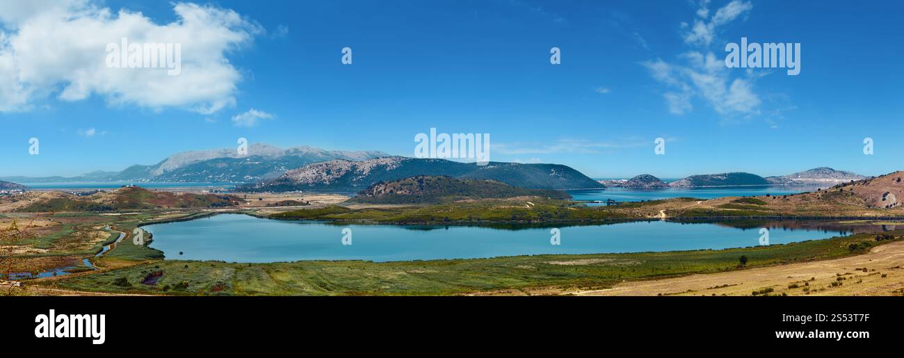 Grossen Salzsee und Vivari Kanals in Butrint National Park, Albanien. Mehrere Schüsse stitch hochauflösende Panorama. Stockfoto