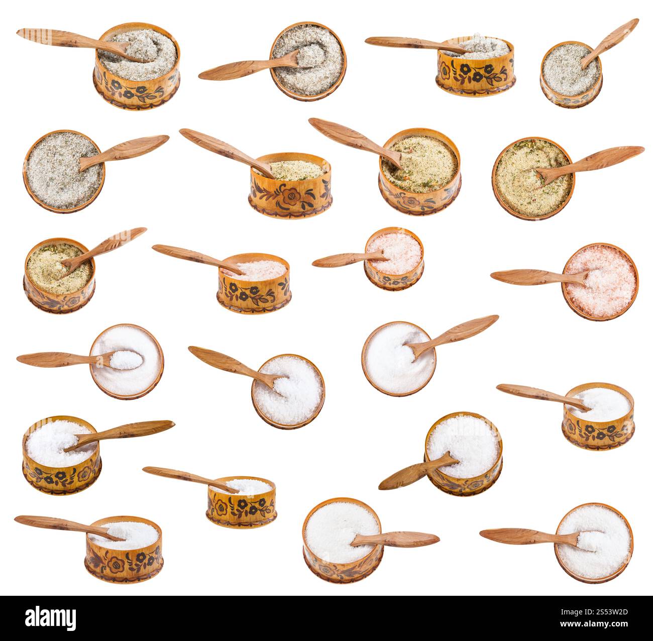 Set aus Holz Salz mit kleinen Löffel mit verschiedenen Salze auf weißem Hintergrund Stockfoto