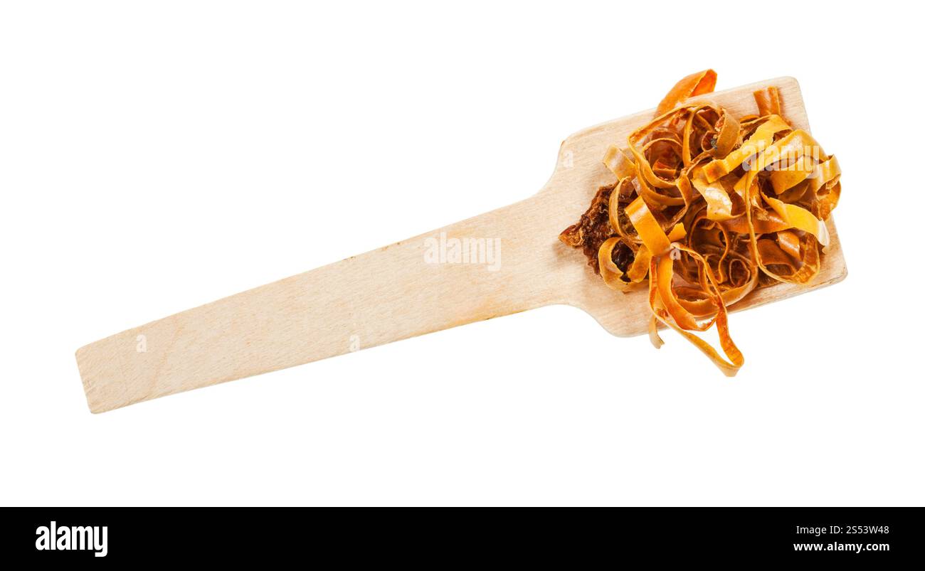 Draufsicht auf den Teil der getrockneten und zerkleinerten cayenne pfeffer auf weißem Hintergrund Stockfoto