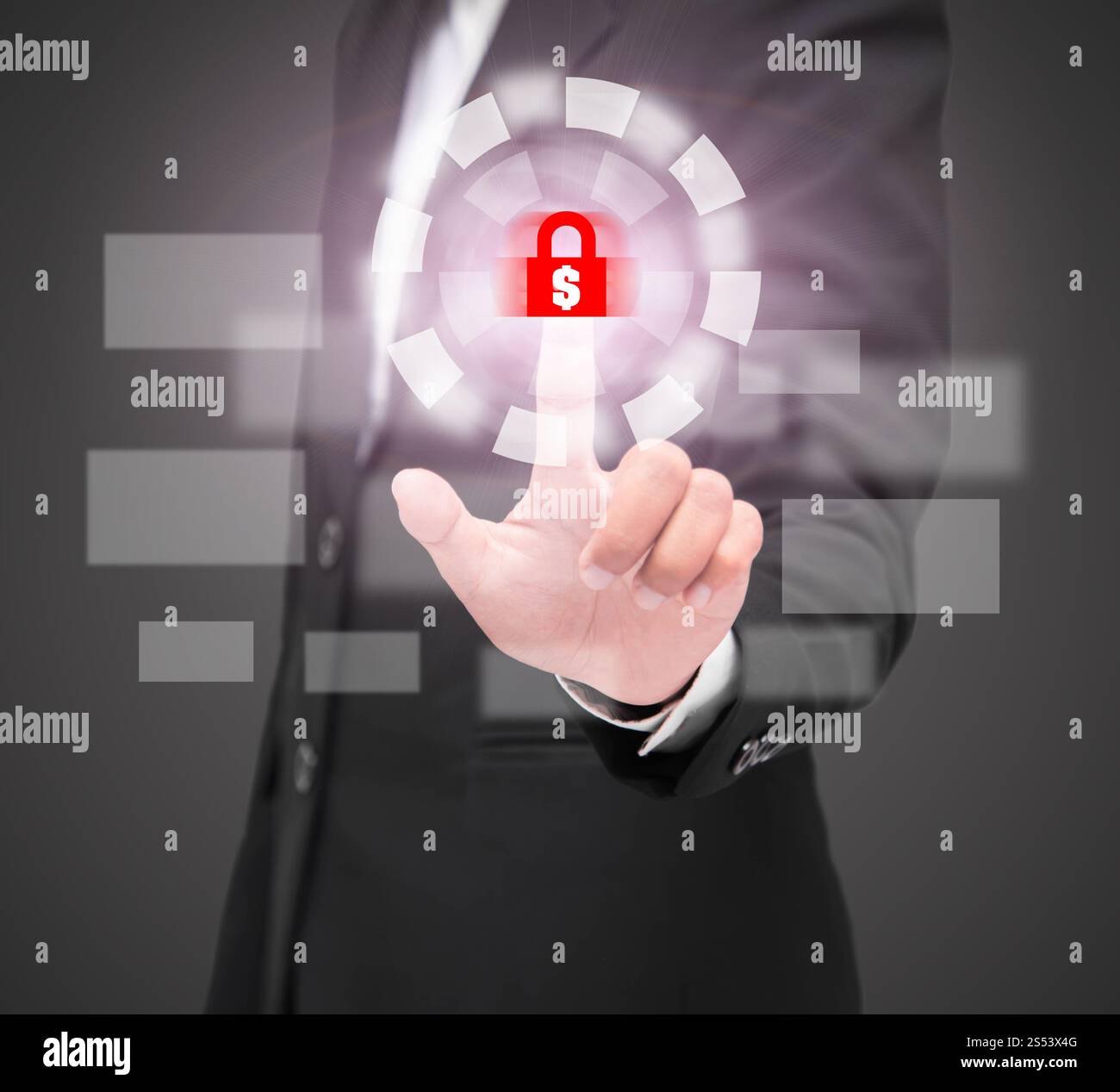 Geschäftsfrau berührt virtuellen Bildschirm der Sicherheit. Stockfoto