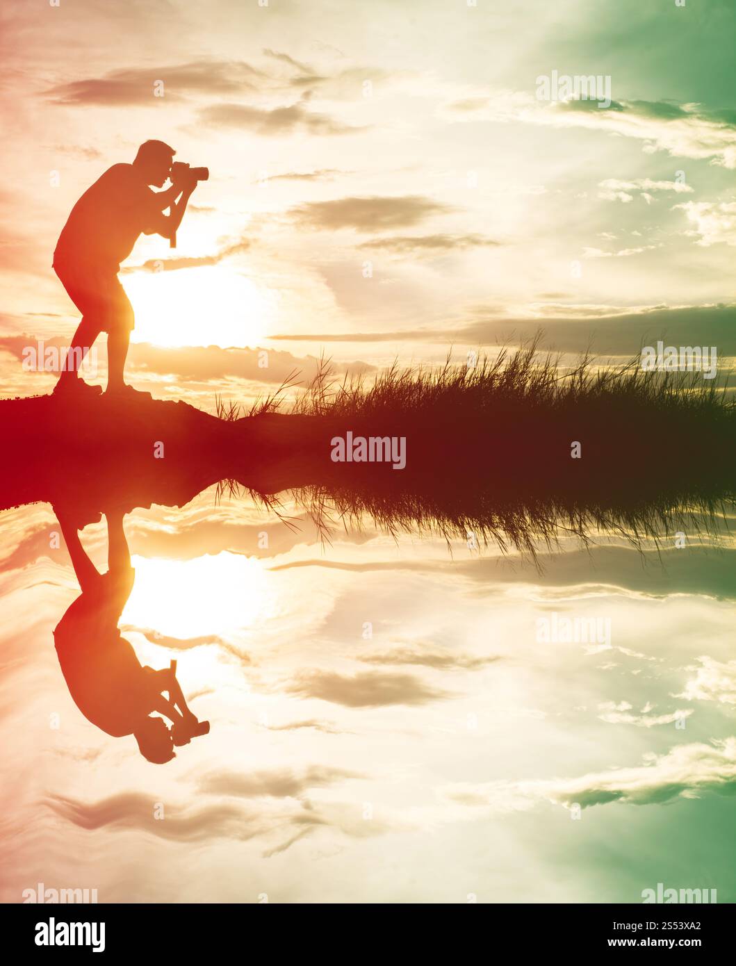 Fotograf Silhouette Machen Sie ein Ansichtsfoto mit Wasserreflexion Stockfoto