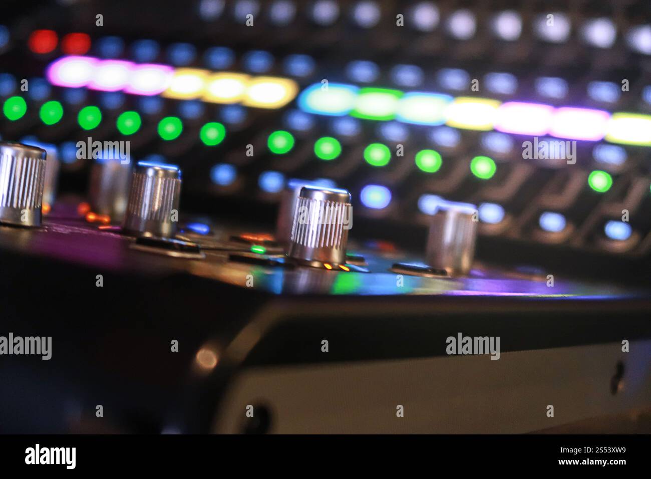 DJ-CD-Player, Audio-Mixer und Verstärker im Nachtclub Stockfoto