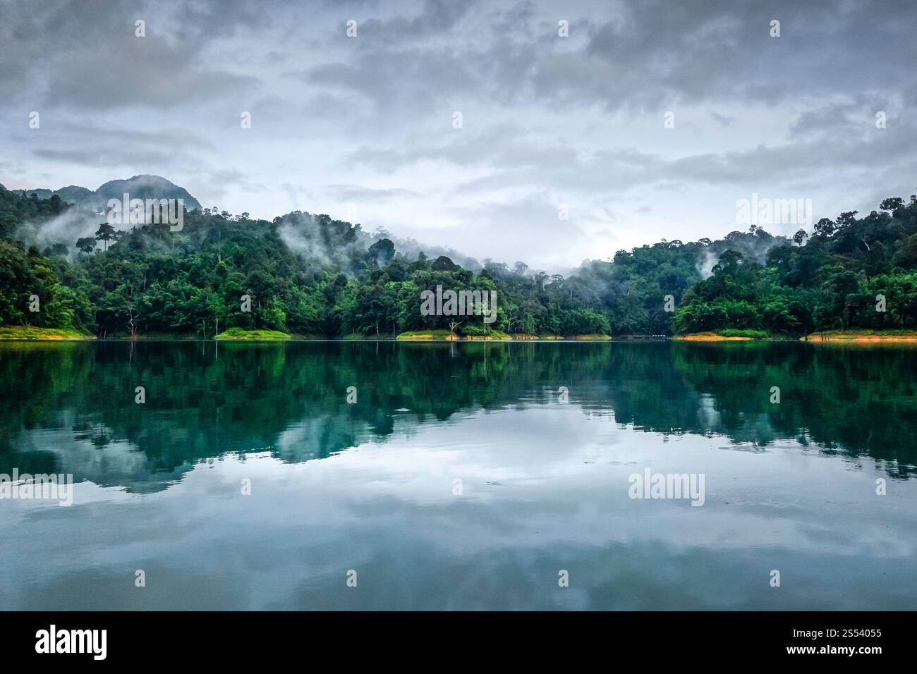 Nebelmorgen am Cheow Lan Lake im Khao Sok Nationalpark, Thailand. Nebelmorgen am Cheow Lan Lake, Khao Sok Nationalpark, Thailand Stockfoto