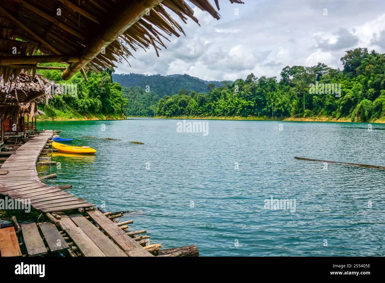 Schwimmendes Bungalowdorf in Cheow Lan Lake, Khao Sok, Thailand. Schwimmendes Dorf in Cheow Lan Lake, Khao Sok, Thailand Stockfoto