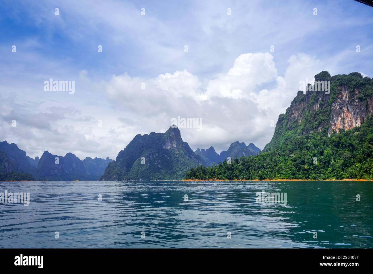 Cheow Lan Lake Kalksteinklippen, Khao Sok Nationalpark, Thailand. Cheow Lan Lake Cliffs, Khao Sok Nationalpark, Thailand Stockfoto