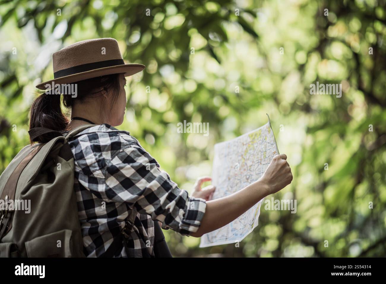 Junge Frauen wandern mit Freunden Rucksäcke gehen zusammen und schauen Karte und Fotokamera an der Straße und schauen glücklich, entspannen Zeit Stockfoto