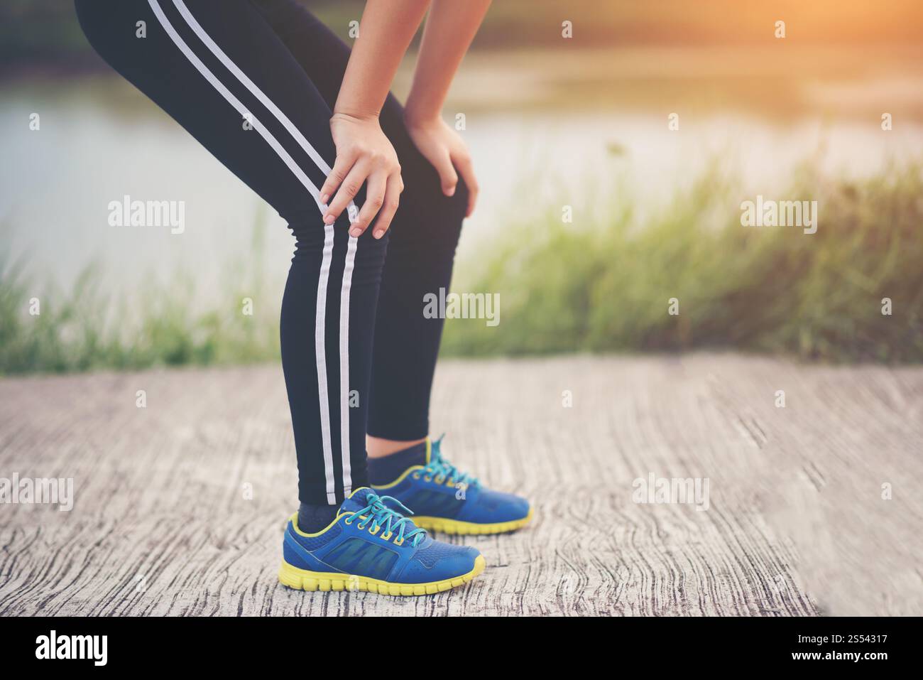 Junge Frauen wandern mit Freunden Rucksäcke gehen zusammen und schauen Karte und Fotokamera an der Straße und schauen glücklich, entspannen Zeit Stockfoto