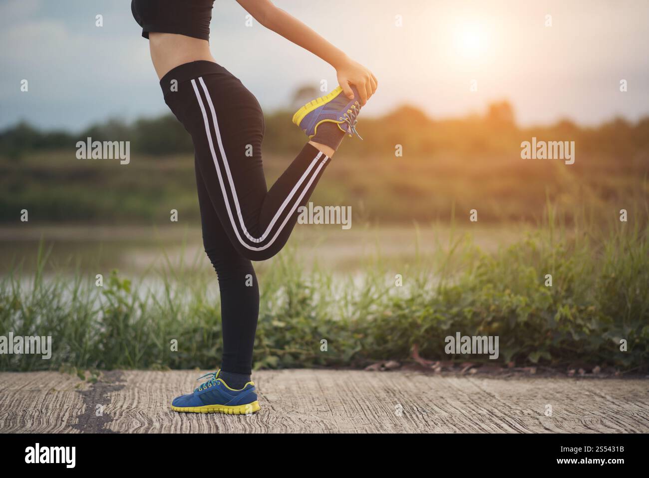 Junge Frauen wandern mit Freunden Rucksäcke gehen zusammen und schauen Karte und Fotokamera an der Straße und schauen glücklich, entspannen Zeit Stockfoto