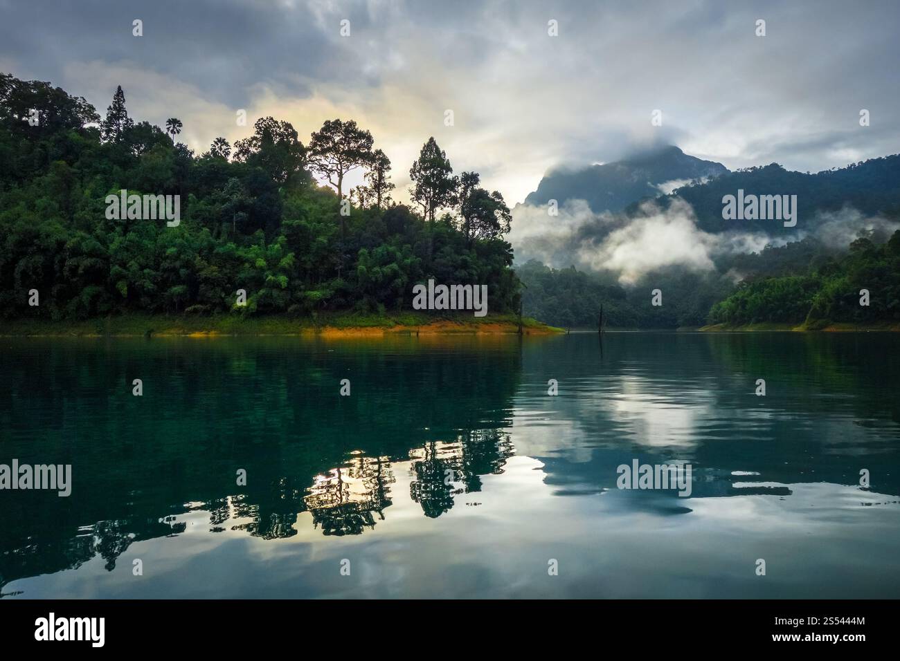 Sonnenaufgang am Cheow Lan Lake im Khao Sok Nationalpark, Thailand. Sonnenaufgang am Cheow Lan Lake, Khao Sok Nationalpark, Thailand Stockfoto