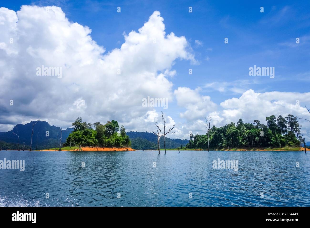 Cheow Lan Lake im Khao Sok Nationalpark, Thailand. Cheow Lan Lake, Khao Sok Nationalpark, Thailand Stockfoto
