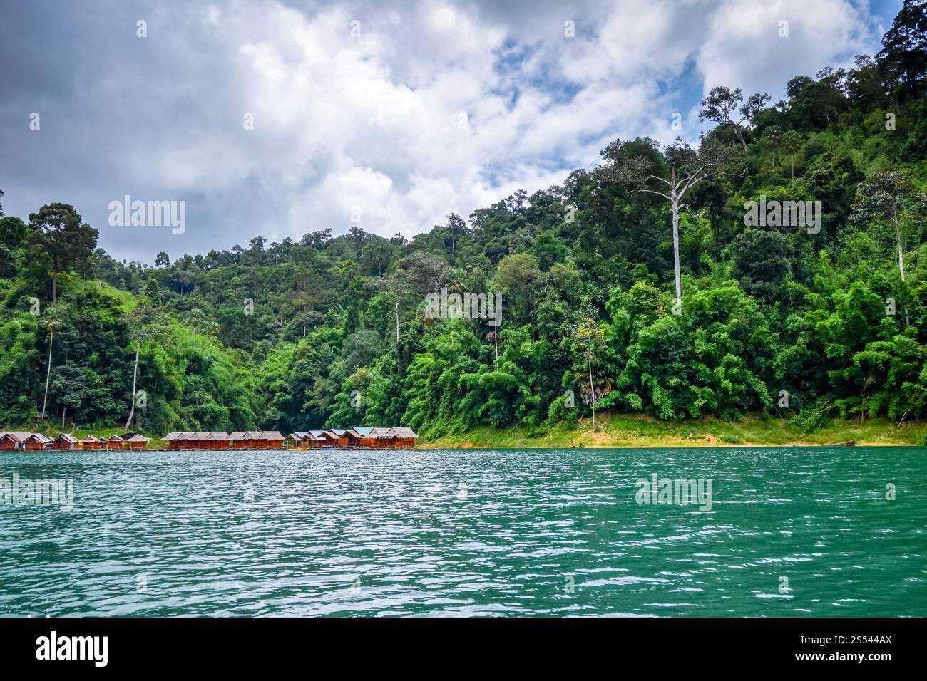 Schwimmendes Bungalowdorf in Cheow Lan Lake, Khao Sok, Thailand. Schwimmendes Dorf in Cheow Lan Lake, Khao Sok, Thailand Stockfoto