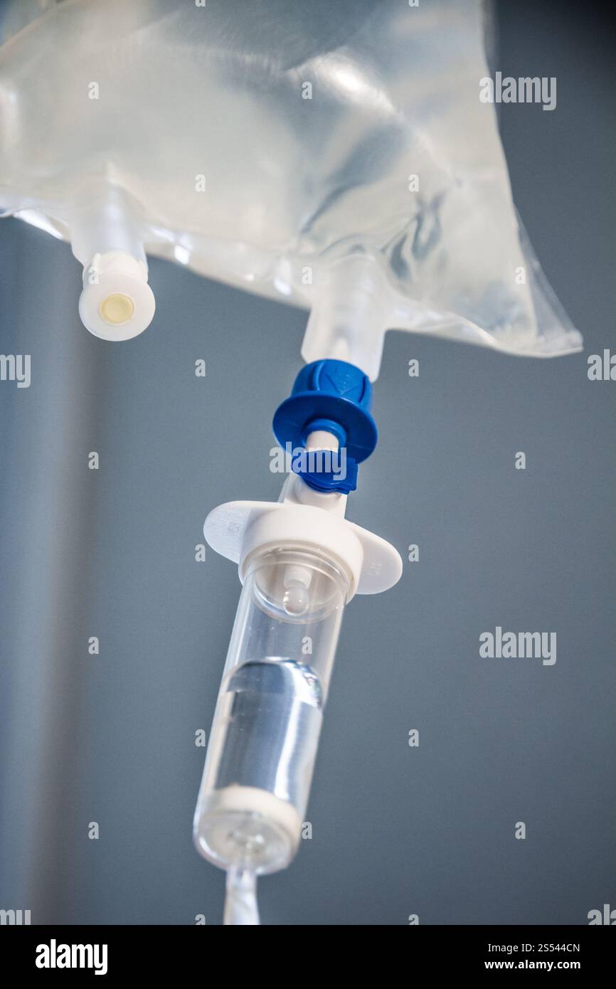 Intravenöse Infusions-Tropfinfusion im Krankenhaus. Intravenöse Tropfinfusion im Krankenhaus Stockfoto
