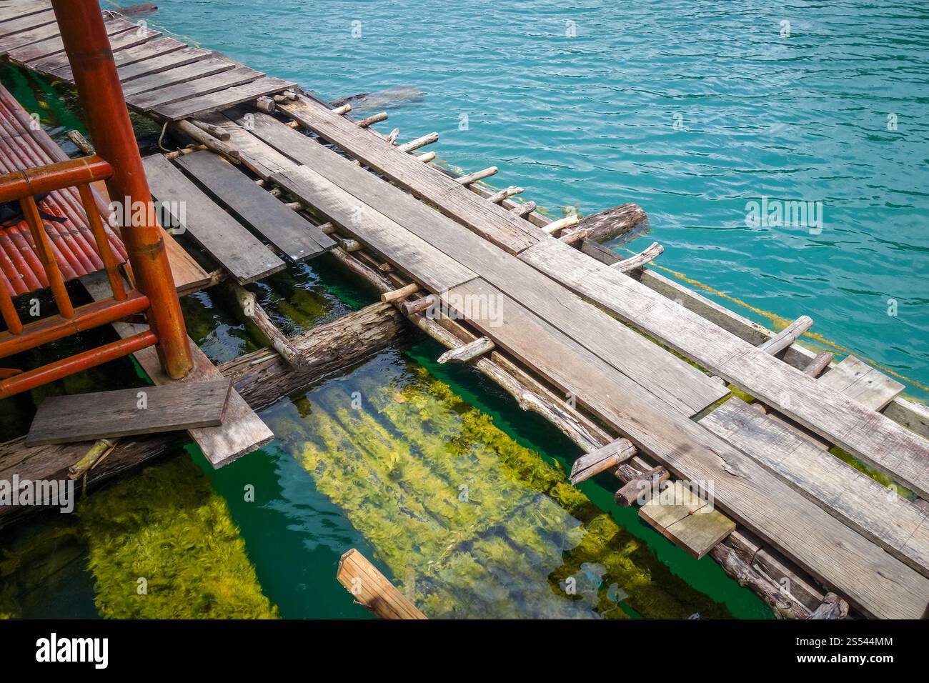 Schwimmende Bungalows in Cheow Lan Lake, Khao Sok, Thailand. Schwimmender Bungalow in Cheow Lan Lake, Khao Sok, Thailand Stockfoto