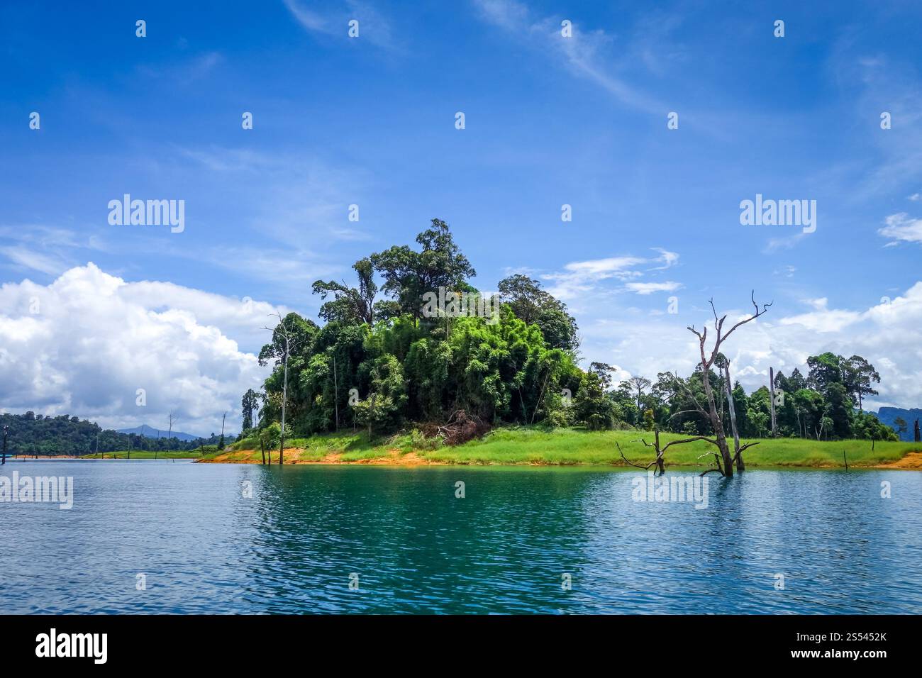 Cheow Lan Lake im Khao Sok Nationalpark, Thailand. Cheow Lan Lake, Khao Sok Nationalpark, Thailand Stockfoto