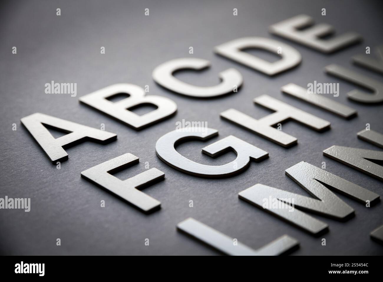 Buchstaben mit einfarbigen Buchstaben auf einer Tafel. Alphabet aus Vollbuchstaben Stockfoto
