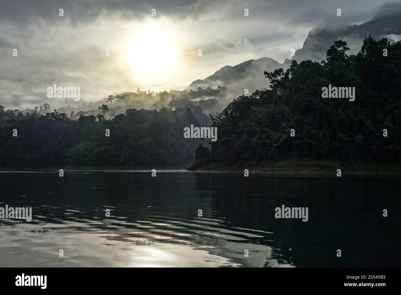 Sonnenaufgang am Cheow Lan Lake im Khao Sok Nationalpark, Thailand. Sonnenaufgang am Cheow Lan Lake, Khao Sok Nationalpark, Thailand Stockfoto