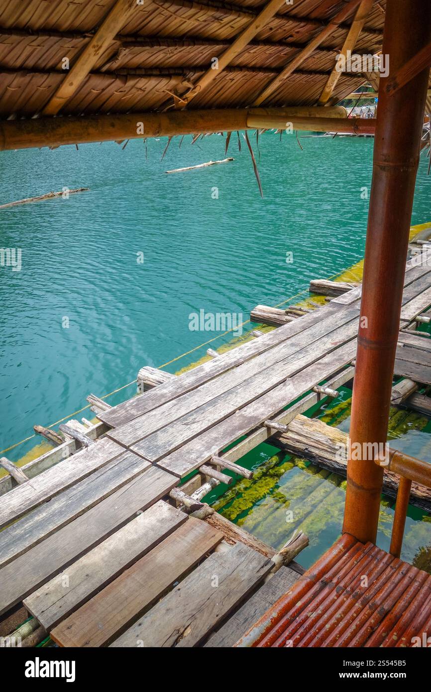 Schwimmende Bungalows in Cheow Lan Lake, Khao Sok, Thailand. Schwimmender Bungalow in Cheow Lan Lake, Khao Sok, Thailand Stockfoto