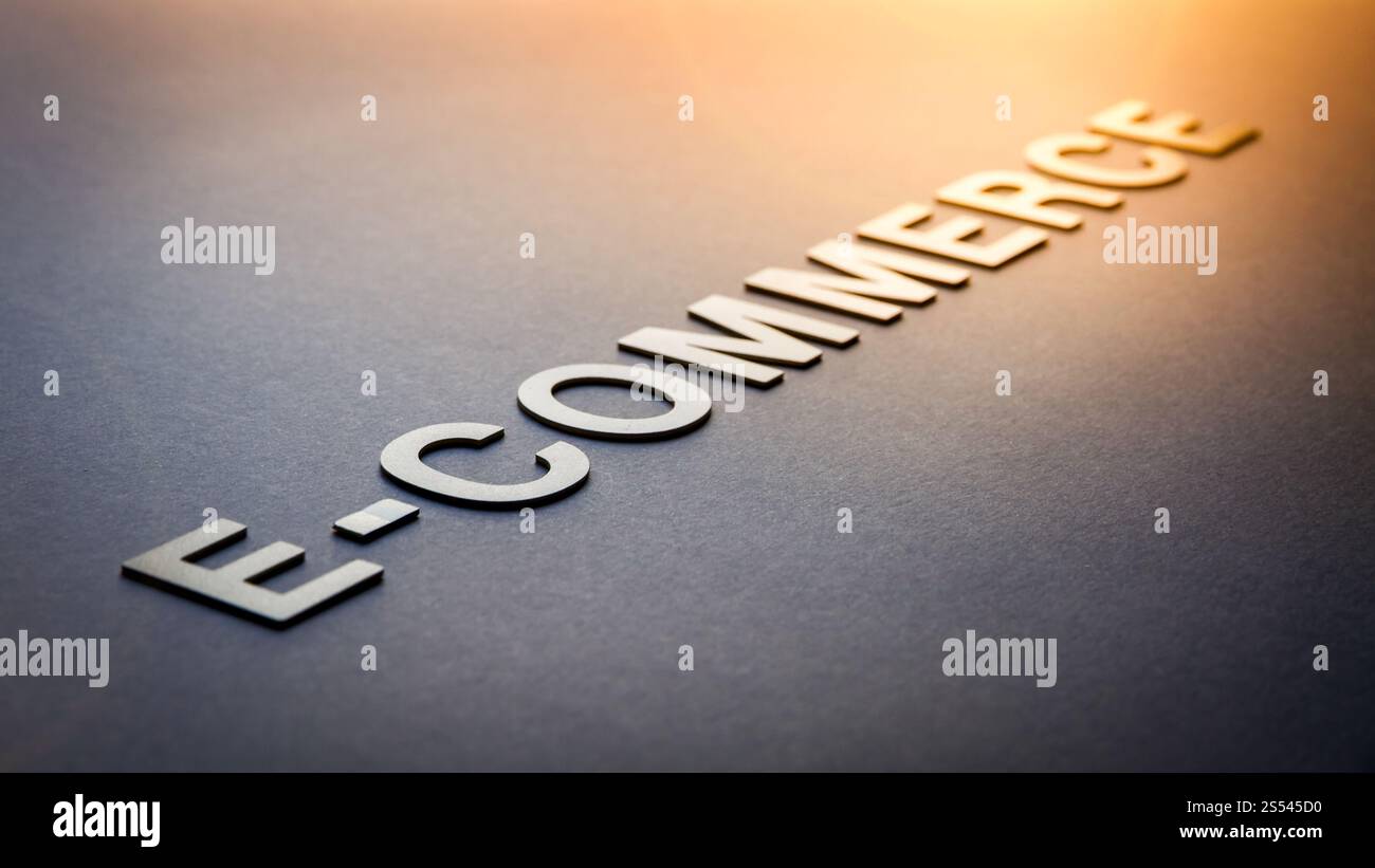 E-Commerce mit weißen Buchstaben auf einem Brett. Word E-Commerce mit weißen Buchstaben geschrieben Stockfoto