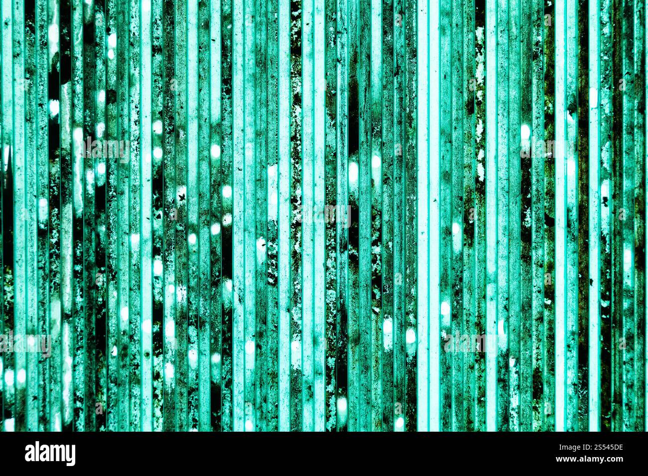 Ansicht von unten von schmutzigem Außendach des Schuppen aus gebrauchter grüner transluzenter Wabenplatte aus Polycarbonat Stockfoto