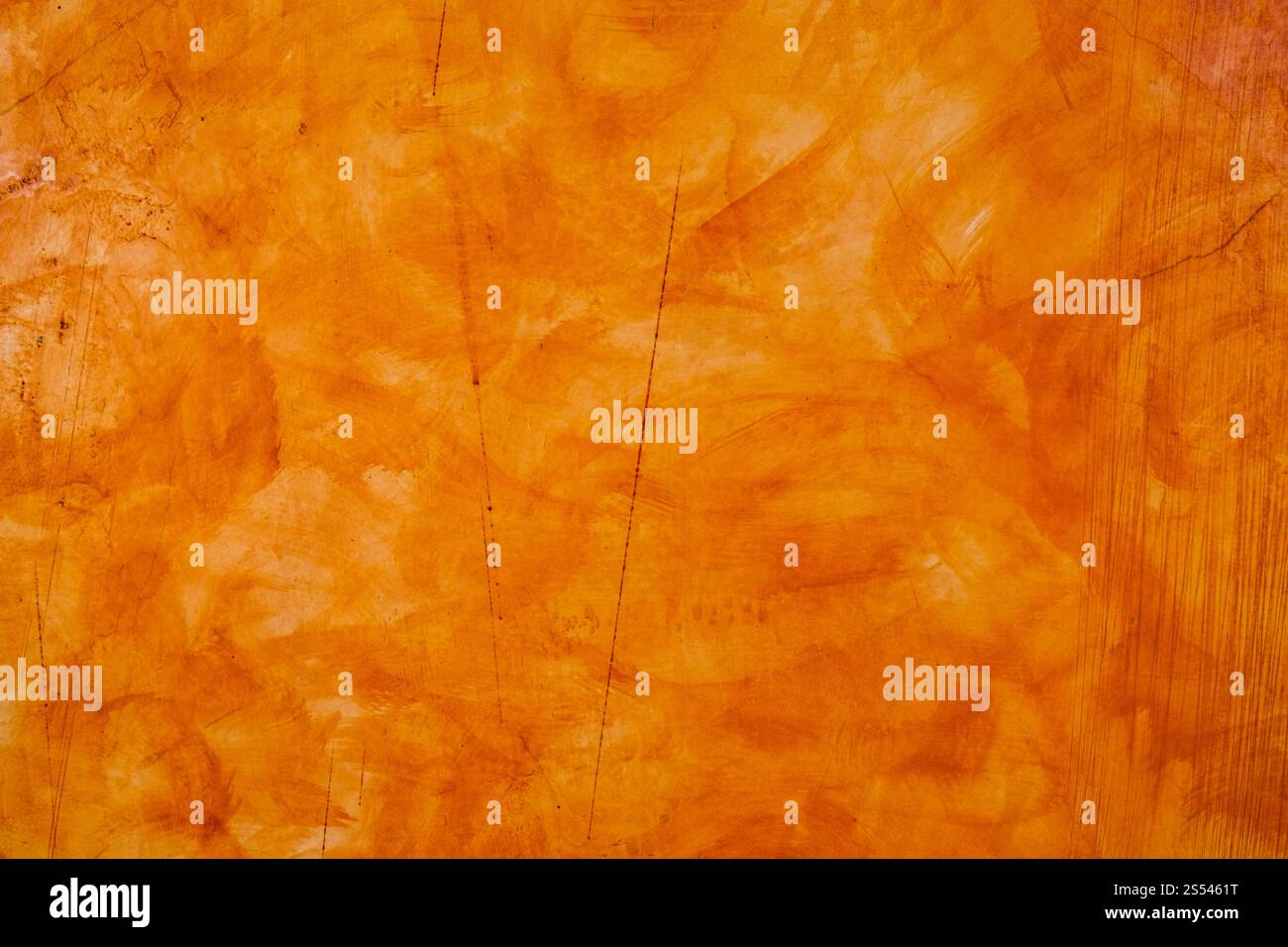 Strukturierte Wand gebürstet bemalt Hintergrund, abstrakte Orange Ölfarbe Stockfoto