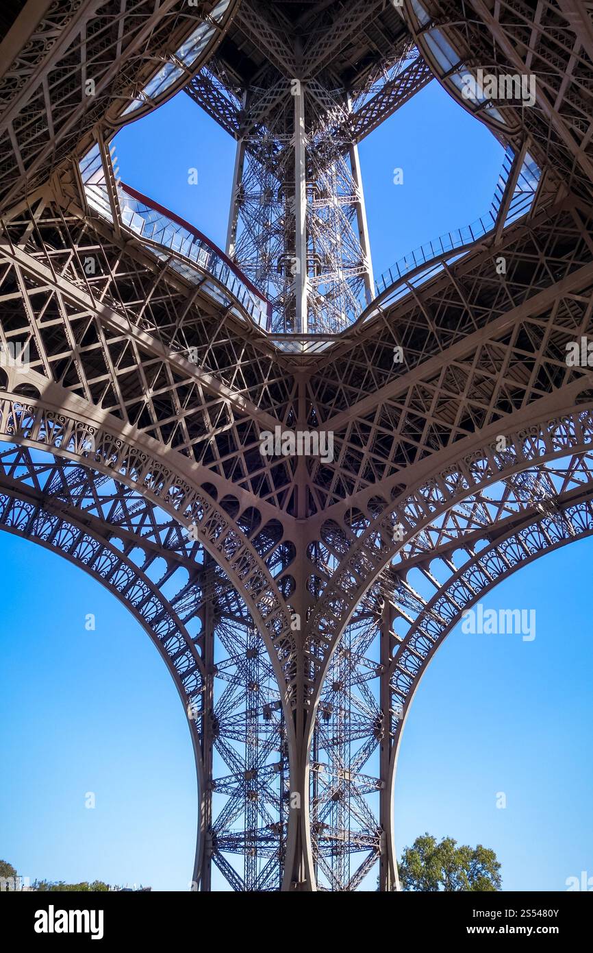 Detailansicht des Eiffelturms von unten, Paris, Frankreich. Eiffelturm Detail, Paris, Frankreich Stockfoto