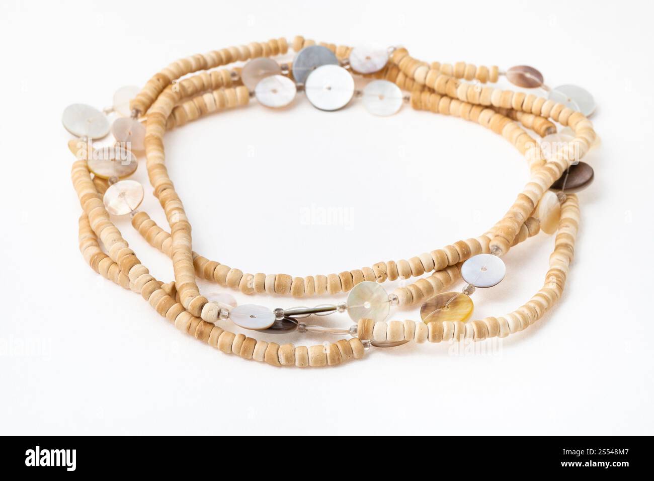 Spiralkabel afrikanischen Halskette von natürlichen Knochen Perlen auf weißem Papier Hintergrund Stockfoto