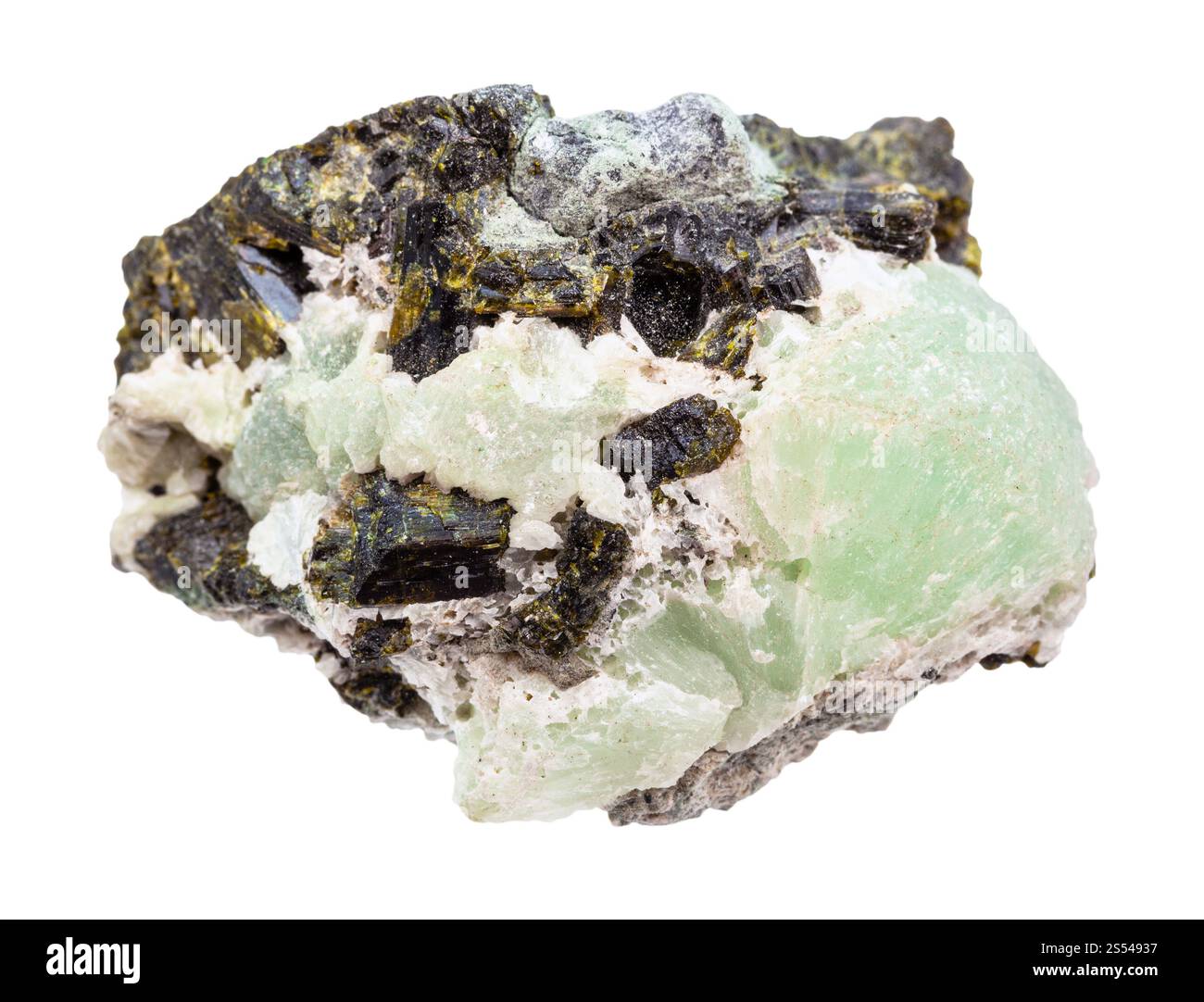 Nahaufnahme der Probe des natürlichen Minerals aus der geologischen Sammlung - roher Prehnit-Stein in Epidote-Kristallen isoliert auf weißem Hintergrund. Roh-Prehnit Stockfoto