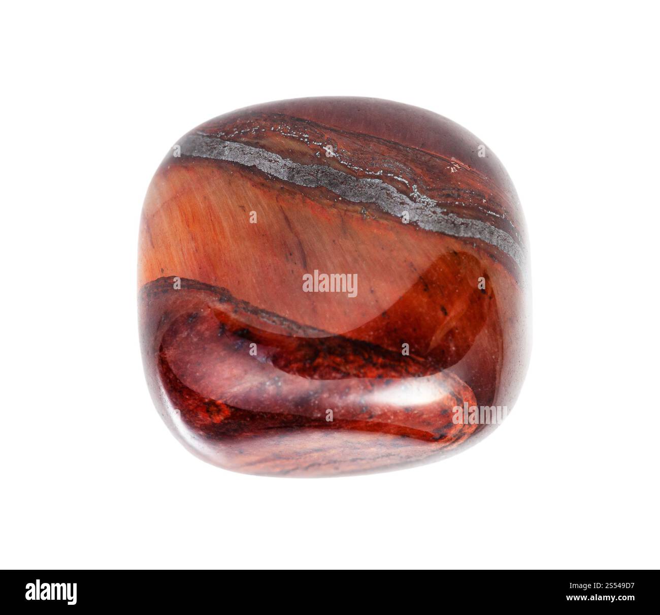 Nahaufnahme der Probe des natürlichen Minerals aus der geologischen Sammlung - gerollter Jaspillite Edelstein isoliert auf weißem Hintergrund. Gerolltes Jaspillite-Juwel Stockfoto