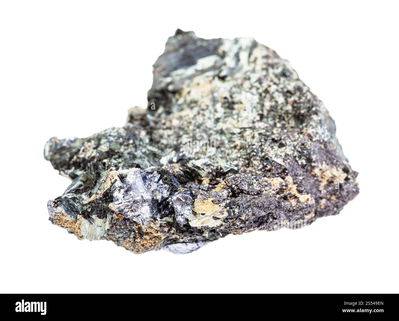 Nahaufnahme einer Probe von natürlichem Mineral aus geologischer Sammlung - raue Molybdän-Kristalle in Glaucophane und Magnetitschiefer isoliert auf weiß Stockfoto