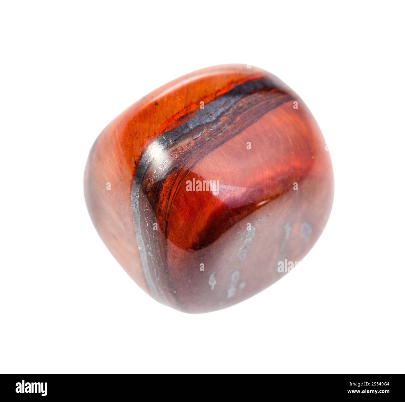Nahaufnahme der Probe des natürlichen Minerals aus der geologischen Sammlung - gerollter Jaspillith Edelstein isoliert auf weißem Hintergrund. Gerollter Jaspillith-Edelstein Stockfoto