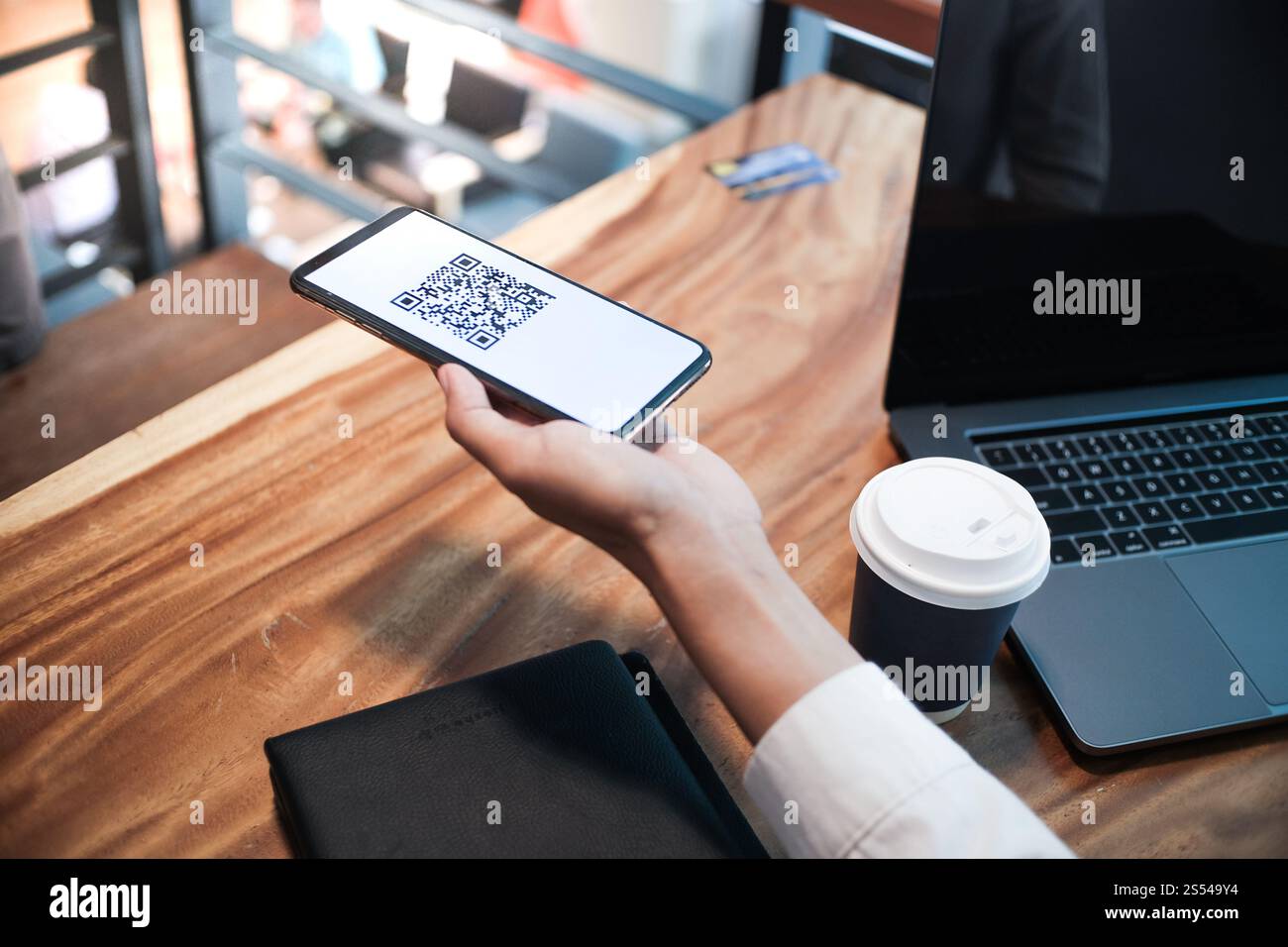 QR-Code-Zahlung. Frau scannt QR-Code Online-Shopping bargeldloses Technologiekonzept Stockfoto