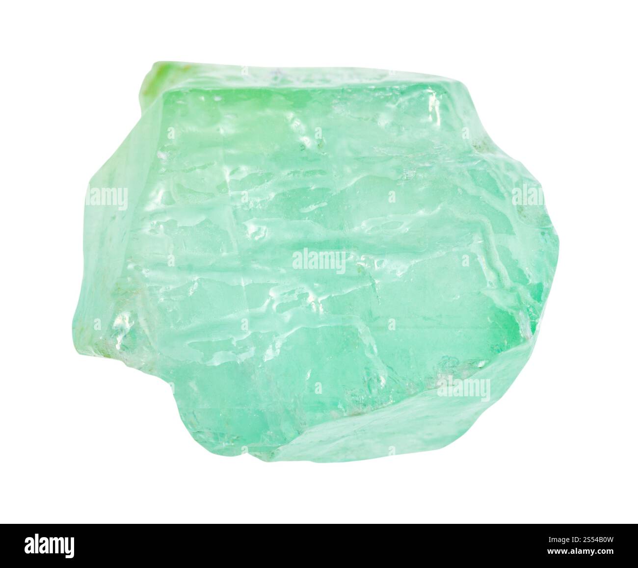 Nahaufnahme der Probe des natürlichen Minerals aus der geologischen Sammlung - unpolierter grüner Calcit-Edelstein isoliert auf weißem Hintergrund. Unpoliertes Grün Stockfoto