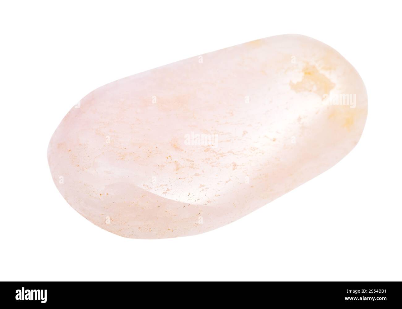 Nahaufnahme der Probe des natürlichen Minerals aus der geologischen Sammlung - getrümmter rosafarbener Petalit (Kastorit) Edelstein isoliert auf weißem Hintergrund. Gestürzt Stockfoto