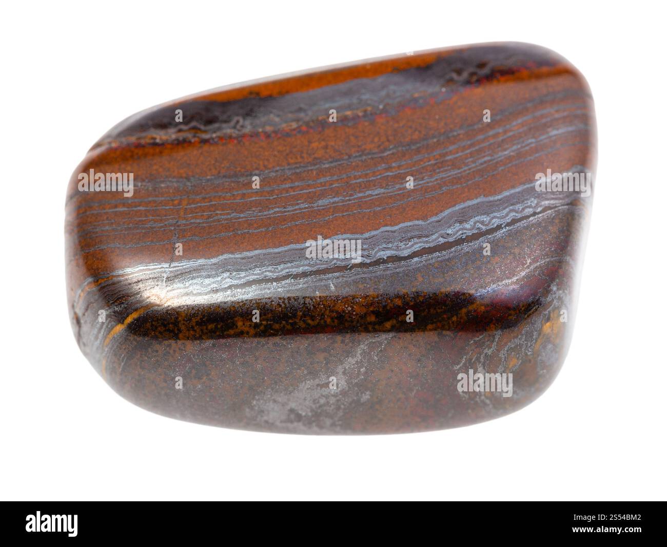 Nahaufnahme der Probe des natürlichen Minerals aus der geologischen Sammlung - getrümmter Jaspillith-Edelstein isoliert auf weißem Hintergrund. Gestürzter Jaspillite Stockfoto