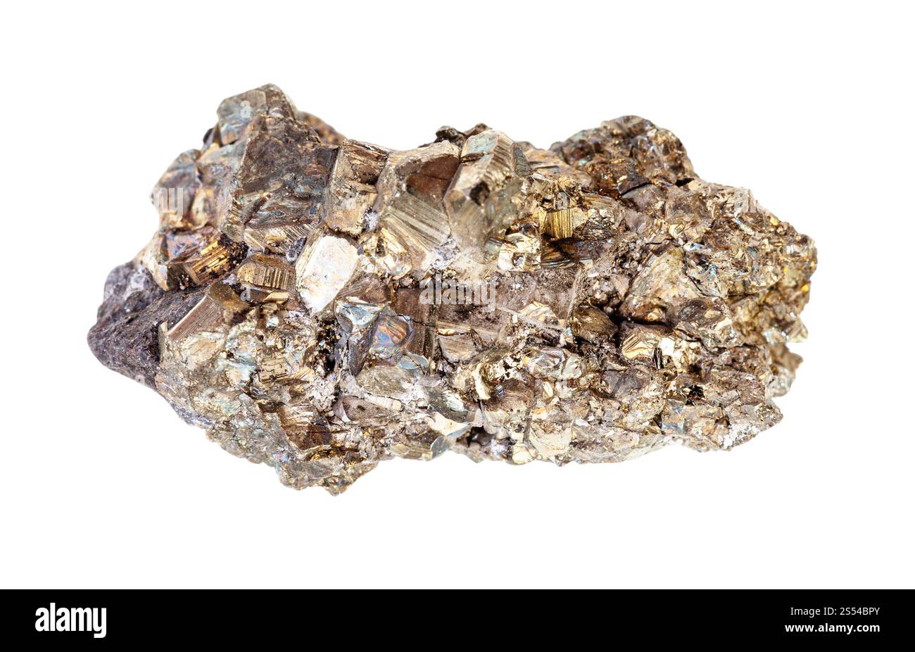 Nahaufnahme der Probe des natürlichen Minerals aus der geologischen Sammlung - Rohtrommel von Pyritkristallen (Eisenpyrit, Narrengold) isoliert auf weiß Stockfoto