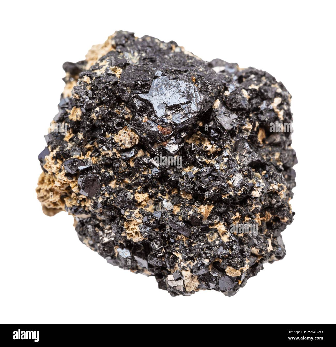 Nahaufnahme der Probe des natürlichen Minerals aus der geologischen Sammlung - roher Perowskitgestein isoliert auf weißem Hintergrund. Roher Perowskitgestein isoliert auf Stockfoto