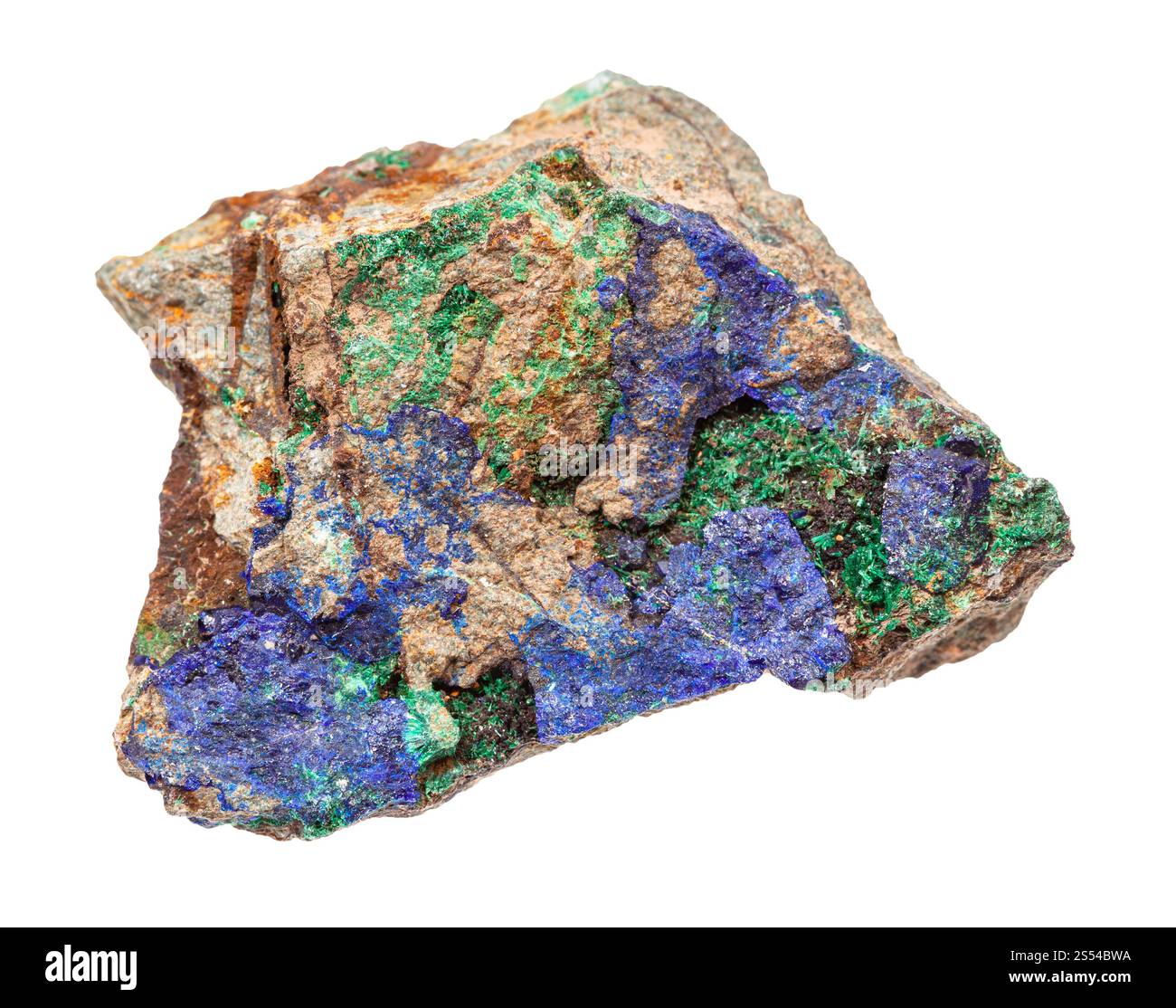 Nahaufnahme der Probe des natürlichen Minerals aus der geologischen Sammlung - roher Azurit und Malachit auf Felsen isoliert auf weißem Hintergrund. Rohe Azurite und Stockfoto