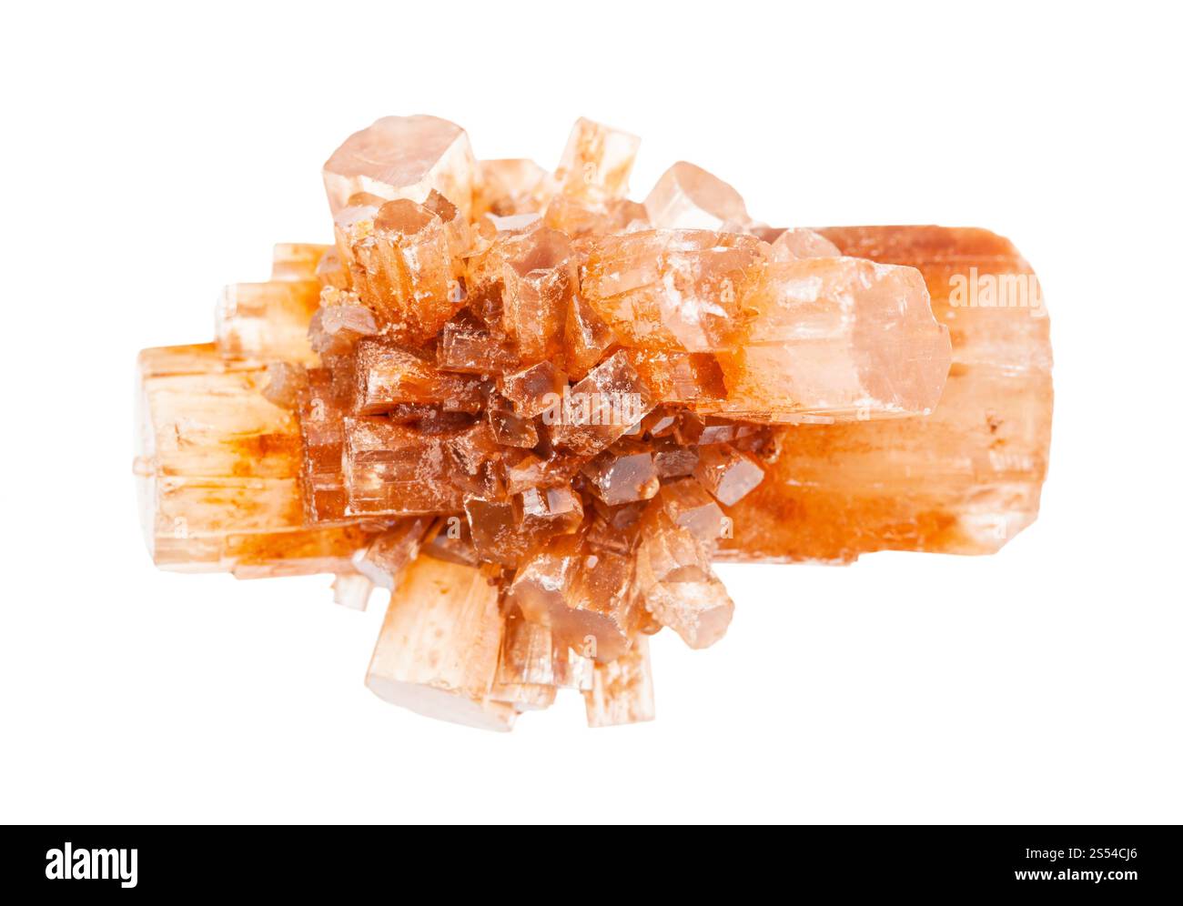 Nahaufnahme der Probe des natürlichen Minerals aus der geologischen Sammlung - unpoliertes kristallines Aragonitgestein isoliert auf weißem Hintergrund. Unpoliert Stockfoto