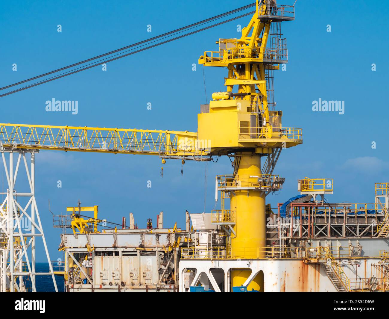 Foto eines großen schweren gelben Krans, der im Frachthafen-Terminal arbeitet. Bild eines großen schweren gelben Krans, der im Frachthafen-Terminal arbeitet Stockfoto