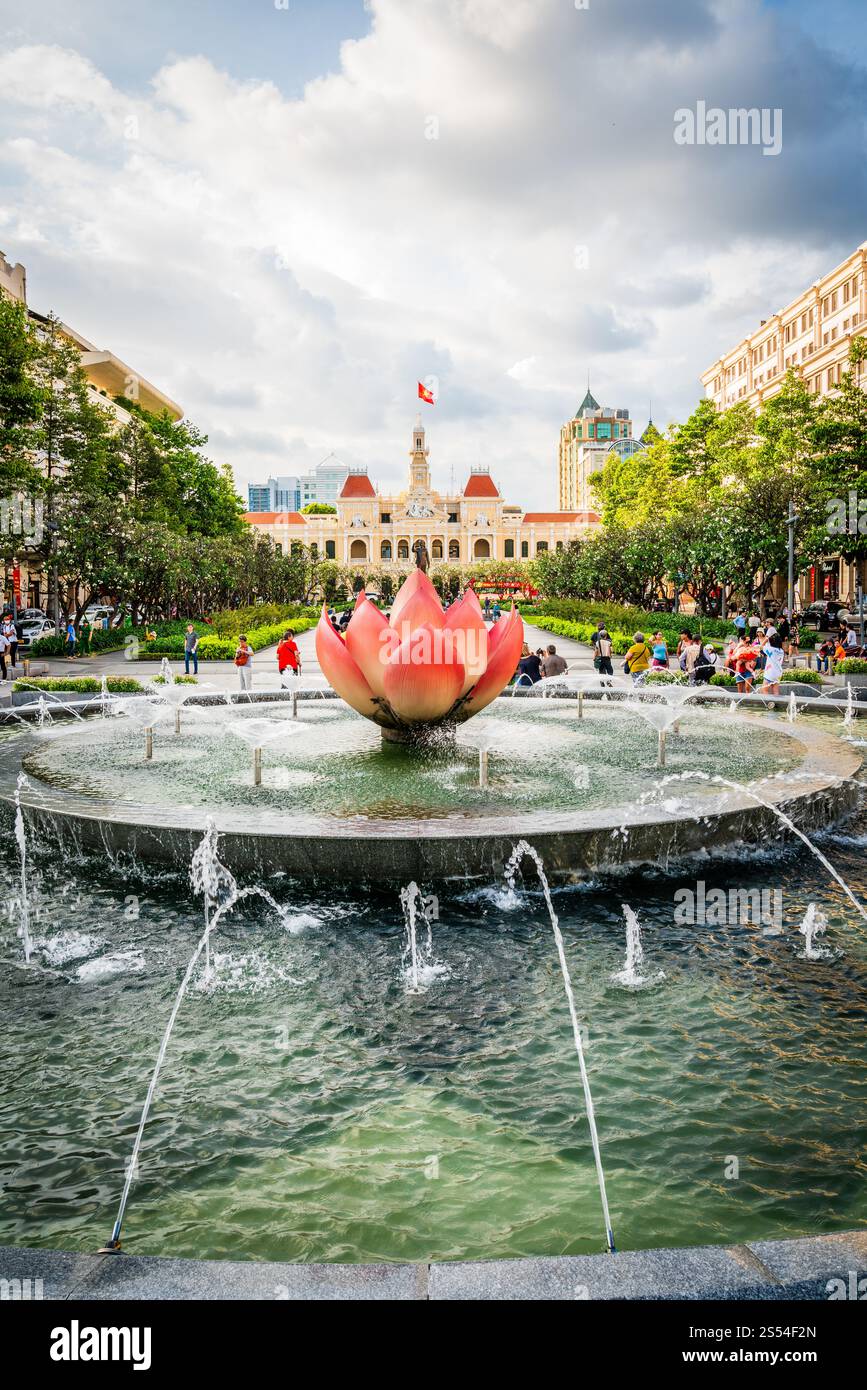 Ho-Chi-Minh-Stadt, Vietnam, 25. November 2022: Lotus-förmiger Brunnen vor dem Ho-Chi-Minh-Platz in Vietnam Stockfoto