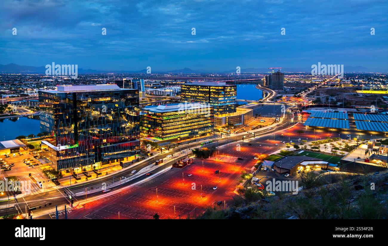 Blick aus der Vogelperspektive auf Tempe Waterfront bei Sonnenuntergang in der Nähe von Phoenix, Arizona Stockfoto