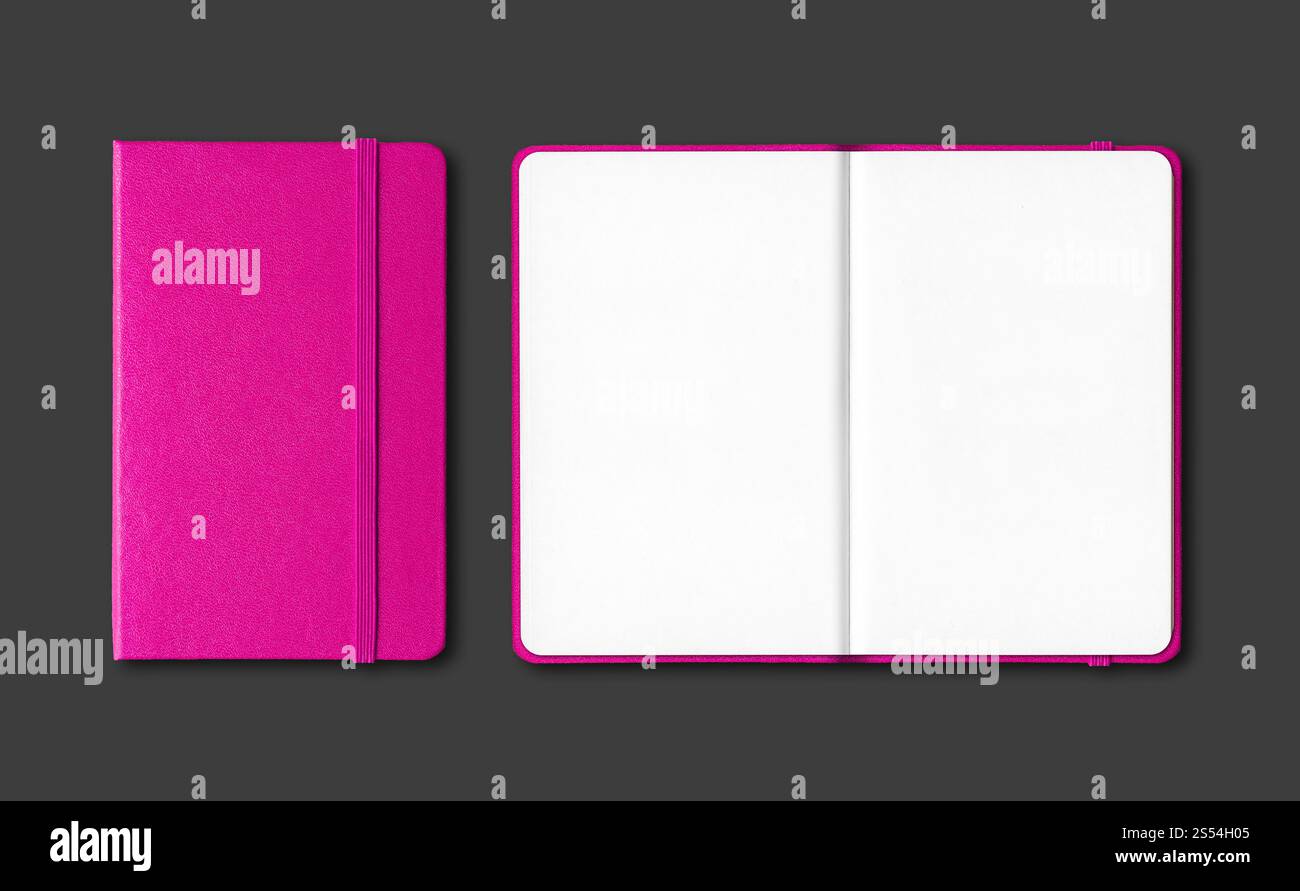 Rosafarbene geschlossene und geöffnete Notizbücher, isoliert auf Schwarz. Rosa geschlossene und offene Notebooks, isoliert auf Schwarz Stockfoto