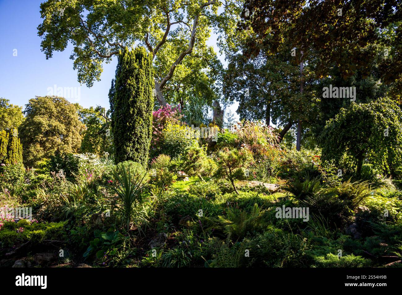 Parc Monceau Gärten im Sommer, Paris, Frankreich. Parc Monceau, Paris, Frankreich Stockfoto
