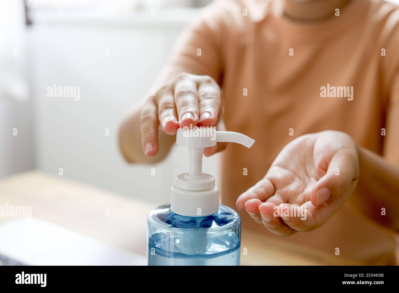 Frau, die von zu Hause aus mit Schutzmaske arbeitet. COVID-19 Pandemie Coronavirus Heimisolierung Auto Quarantäne Tragen Gesichtsmaske Schutz für Stockfoto