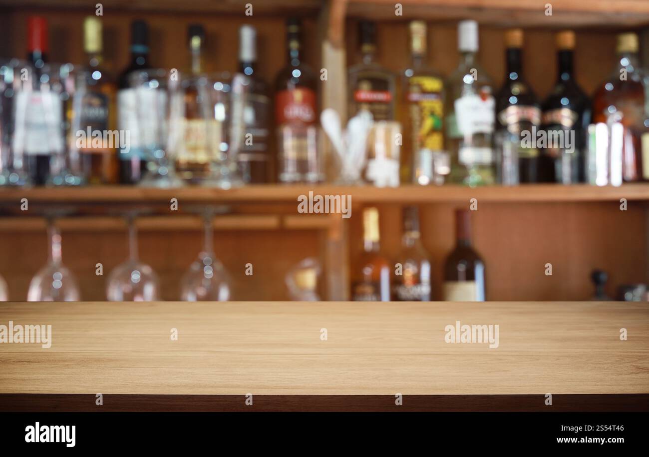 Holz Tischplatte in Blur Hintergrund Raum Interieur mit leeren Kopierraum Stockfoto